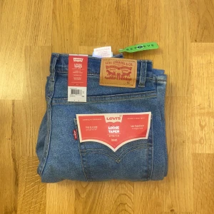 Levis jeans 10/10 skick - Levis jeans helt oanvända jeansen är stretch och lite baggy men inte så påsiga dom är raka. De är i storlek 176cm