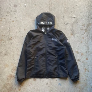 Moncler x fragment jacka  - En fet Moncler x fragment jacka. Köpt secondhand så tror tyvärr att den inte är äkta men ändå fet. Den är i dunder skick!