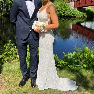 Balklänning - Säljer nu denna balklänning, super super fin! Glittrig o vit. Butiks pris 5500kr, bra skick! Använt 1 gång⭐️