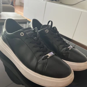 Calvin Klein skor - Fina skor i str 39, använda fåtal gånger de är  i nyskick. Nypris 1500