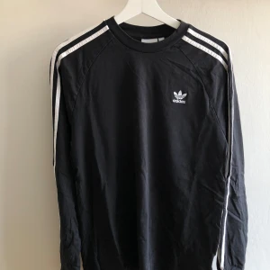 Adidas långärmad tröja - Säljer en långärmad tröja från Adidas i jättefint skick. Strl M. 