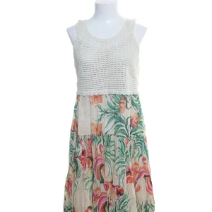 Så söt klänning från Jade Jaggera samarbete med Indiska i stl M - Super gullig klänning från Jade Jaggers ena kollektion för indiska (Hon har gjort två kollektioner för dom för ca 10 år sedan) ett riktigt unikt samlarplagg. Broderad överdel i bomull och vackert luftigt viskos tyg nedtill. I fint anv skick.