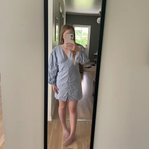 Lila klänning - Fin klänning från vero Moda Andvänt den knappt någonting då den är lite för stor och även därför jag säljer den. Urringad och ganska pösiga armar.  Köpte för: 449 kr