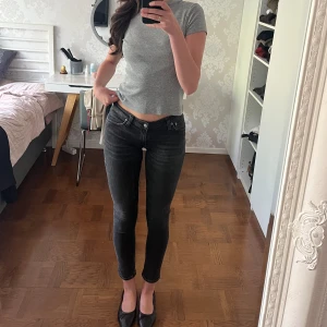 Nudie jeans - Storlek W28 L30, fint skick! Om man inte gillar skinny jeans kanske man kan göra om till shorts! 