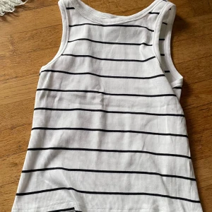 Oanvänd topp - Oanvänd randig topp , perfekt till sommaren!