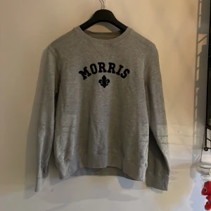 Morris tröja - Riktigt skön Morris tröja i strlk M men passar nog s också. Priset är inte spikat och om ni vill ha bättre bilder bara skriv. 9/10 skick bara använd ett fåtal gånger