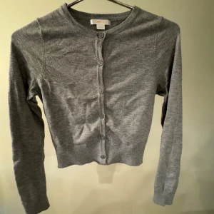 Cardigan  - Nästan helt ny cardigan från Gina Tricot. Xxs  Croppad