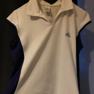 Adidas t-shirt  - T-shirt ish? Köpt från läkarmissionen ett par månader sedan, aldrig använt av mig. Finns några små fläckar som ej verkar gå bort. Annars inga andra defekter.