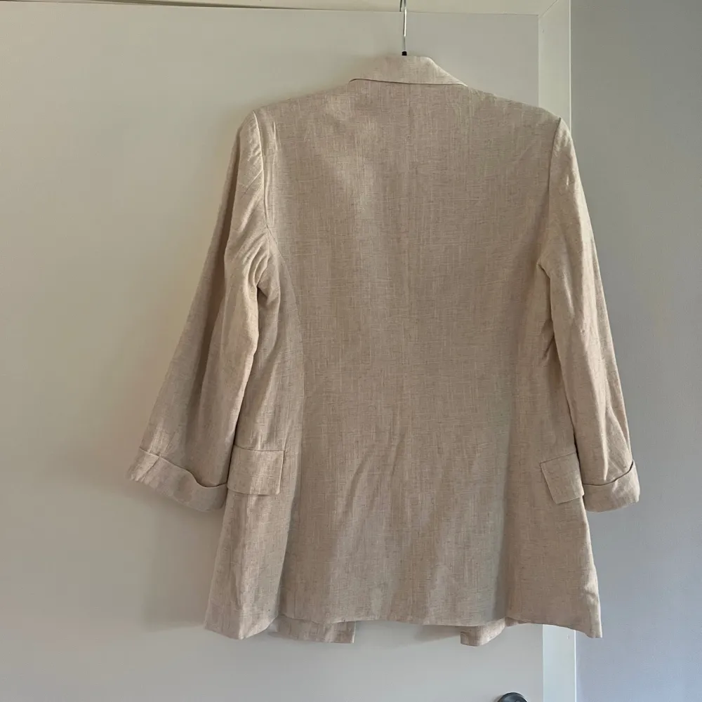 Helt ny! Beige linnekavaj ifrån Stradivarius. Puvut & Bleiserit.