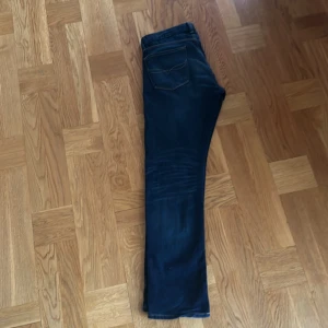 Polo Ralph lauren jeans - Köpte dem i december men gillade inte dem och väljer nu att sälja dem. Dem är använda ute en gång och totalt använda ungefär tre gånger. Dem är i 10/10 skick och modellen är Slim straight alltså dem är slim uppe och straight nere. Nypriset var 1600kr
