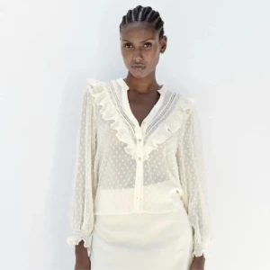 Zara blus  - Superfin blus från zara som köptes förra året men inte har kommit till användning. Använd 2 gånger och är i toppskick!🤍första bild lånad 