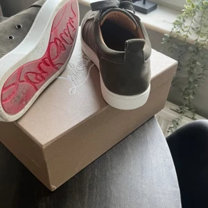 Louboutins❗️ - Skorna är i 8.5/10 i skick. Fick dem i present men vill köpa andra skor😃 Allt og följer med❗️skriv innan ni köper. Söker helst byte 