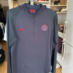 Psg träningströja 19/20 - Säljer nu denna feta psg training top då den bara står i garderoben. Fick en i julklapp för 2 år sen men har inte använt den så mycket. Pris kan diskuteras 