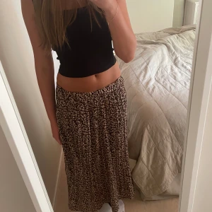 Långkjol  - Super fin och trendig långkjol men leopard mönster! Säljer då den tyvärr är lite kort på mig som är 171cm💕