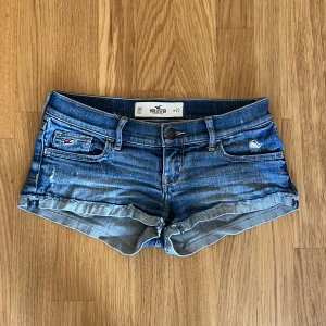 Hollister Jeansshorts - Jättefina lågmidjade hollister shorts i storlek w23 (32 eller lite mindre). Köpte dessa second hand men de har aldrig kommit till användning då de varit för små för mig. De är i bra skick men defekter kan förekomma!💗💗💗 Kontakta mig gärna vid frågor!💗