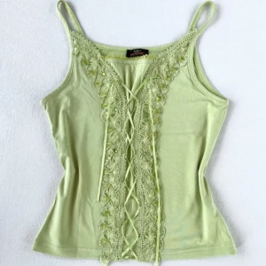 Ljusgrön 2000s topp - Jättesöt grön topp med fina detaljer på framsidan. I fint skick och bekvämt material :)  Pris gör att diskuteras 