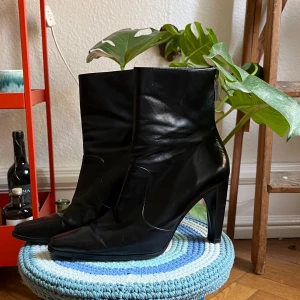 Calvin Klein boots! - Otroliga boots från Calvin Klein, lite tecken på användning men inget man tänker på! Klacken är ca 9,5 cm hög