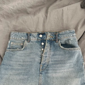 Kort jeans kjol - Jag säljer min kjol från Gina som inte kommer inte användning pga jag har gått upp i vikt. Har använt den 2-3 gånger bara 