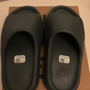 Yeezy slide ”slate marine” storlek 37 - Tofflorna är helt nya och har aldrig används. Köpta från adidas confirmed.