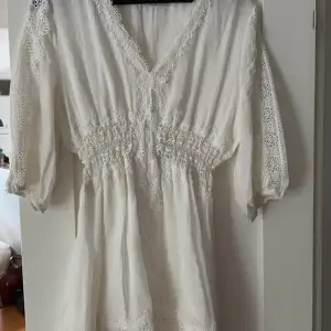 Super söt vit zara klänning!💓köpt förra året, Endast använd två gånger😊