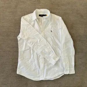 Säljer den här Ralph Lauren skjortan i storlek M för 475! Nyskick. Det är ”classic fit”. Skriv om minsta funderingar!🔥☀️🏌️