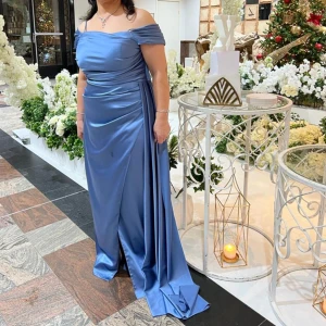 En elegant festklänning  - Blå satin klänning  Storlek: 42,44 Stad: Södertälje  Pris: 1200kr Första ägaren, används bara några timmar.