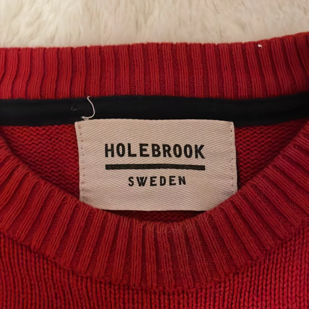 En fin röd Holebrook tröja med flagga. Står ingen storlek men passar storlek xs/s Väldigt fint skick. Tröjor & Koftor.