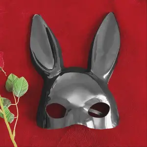 Kinky svart kaninmask! 🖤🐰Perfekt till cosplay eller maskerad (eller varför inte året runt?) 🥵I bra skick! ✨OBS vänstra örat har ett pyttelitet fabriksfel som syns på sista bilden men inget som stör enligt mig. Köp nu 💌