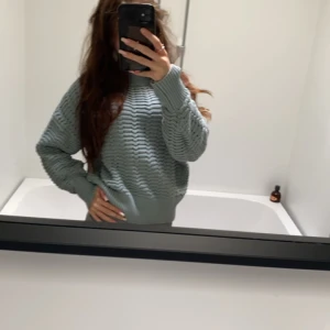 Stickad tröja  - Grön, skön stickad tröja i storleken M men kan även passa folk med storleken xs/s som jag har 💚passar fint till mycket använd ett fåtal ggr 