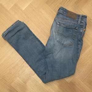 Polo Ralph Lauren jeans  - Hej! Säljer dessa Ralph lauren jeans i storlek 155/65 för ett rimligt pris. Jeansen har används fåtal gånger men är annars precis som nya, självklart utan defekter och märken. Tveka inte att höra av dig för fler frågor och bilder!