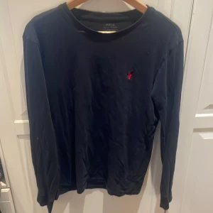 Polo långärmad t-shirt, storlek S - Helt okej skick, väldigt få användningar. Originalpris: 900kr