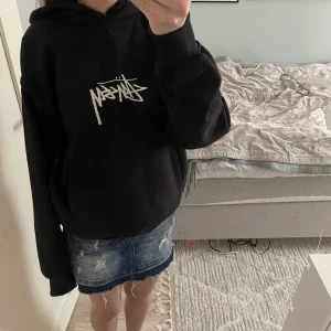 Stussy hoodie - Såå fin svart stussy hoodie, nästan aldrig använd! Storlek S men passar även större storlekar. Kommer inte till så mycket användning så tänkte titta intresset! Skriv för fler frågor!