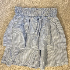 Blå kjol - Blå kjol ifrån hm i storlek S. Knappt använd. 