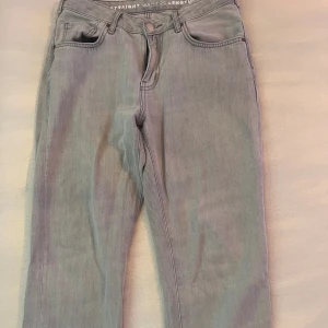 Lågmidjade jeans  - Säljer dessa lågmidjade jeans då de är för stora för mig. Köpta på bikbok för 500 kr, använda 3-4 gånger och är i fint skick
