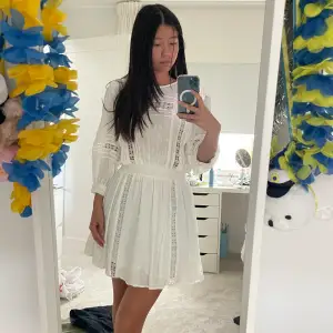 Supersöt vit klänning från H&M i storlek 36! 