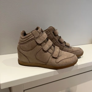 Isabel Marant-liknande sneakers - Supersnygga sneakers med kilklack som liknar Isabel Marant. Använda men fina — ni ser skicket på bilderna. Ett litet märke på ena skon bara (se sista bilden) 💓
