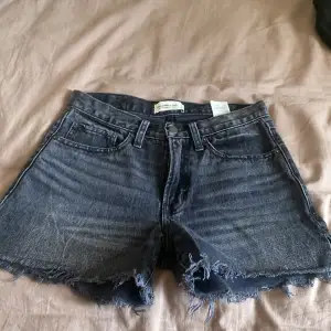 Säljer dessa jeansshorts då de är försmå för mig, midjemått 36