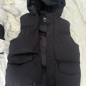 ZARA VÄST HERR - Zara väst, herr. Stor och puffig, lite dammig.