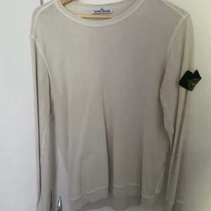 Säljer min stone island tröja vid snabb affär kan jag gå ner i pris köpt för 1.700 i johnels. Säljer den pga för liten på mig. - Stone island tröja köpt på johnells. Säljer den nu då den inte passar mig längre. Knappt använd två gånger.
