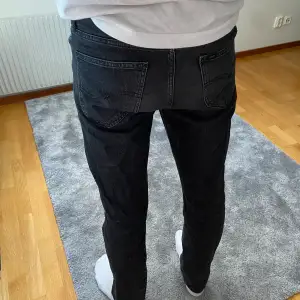 Svarta jeans från carlings. Storlek 29/32. Dem har blivit för små därför ser dem lite skinny ut men är loose fit.