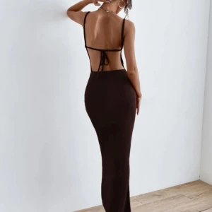 Klänning med öppen rygg  - Snyggaste klänningen i storlek S, använd 1 gång . 