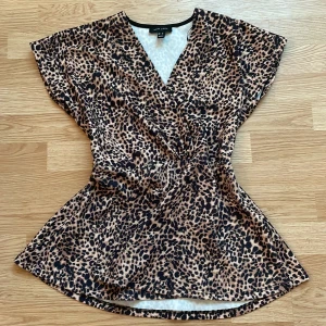 Leopard tröja! - Säljer min leopard tröja då den inte andvänds!  Den är i storleken EU 36 vilket motsvarar Small! Kontakta gärna vid frågor eller bilder☺️!