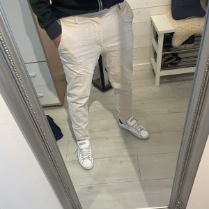 Linnebyxor - Tja! Säljer du dessa riktigt fräscha linnebyxor perfekt till sommaren. Från märket Jack and Jones, modellen heter Carrot/Ace och 28/30 i storlek. Modellen är 170cm och väger 65kg. Skick: 9/10. Hör av dig vid minsta lilla fundering!😀