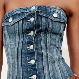 Jeans topp - Slutsåld jeanstopp från zara, riktigt snygg som jag inte hann returnera tyvärr, aldrig använd🩷