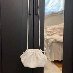 Bottega liknande väska. - Hej, säljer mina bottega likannde väska köpt på Vinted för 500kr. Ny skick. 