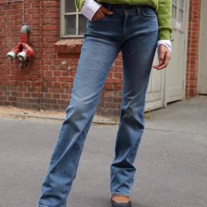 ”Superlåga jeans med rak passform” från Levis, lågmidjade o superfina, knappt använda så nyskick 🫶🏼 storlek 27x34, nypris: 900