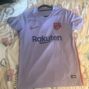Säljer barcelona t-shirt - Säljer min barcelona t-shirt som är mycket fin inga fel på den. Säljer den för 350 kr skriv ifall ni är intresserade.