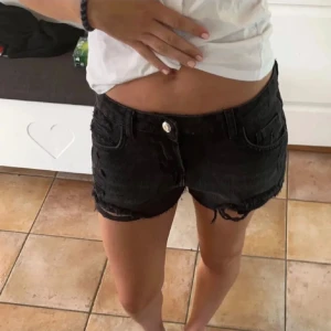 Zara jeanshorts - Lågmidjade svarta jeanshorts ifrån Zara💕Nyskick och prislappen finns fortfarande kvar. Säljer då dem är för stora för mig, storlek 36  