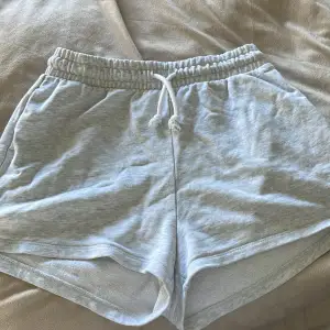 Super fina shorts med fickor på sidorna
