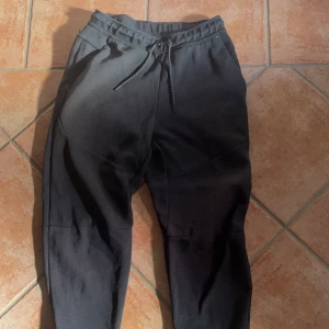Nike tracksuit mjukisbyxor - Nike tracksuit mjukisbyxor. Säljes pga dom inte passar mig längre. Pris kan diskuteras